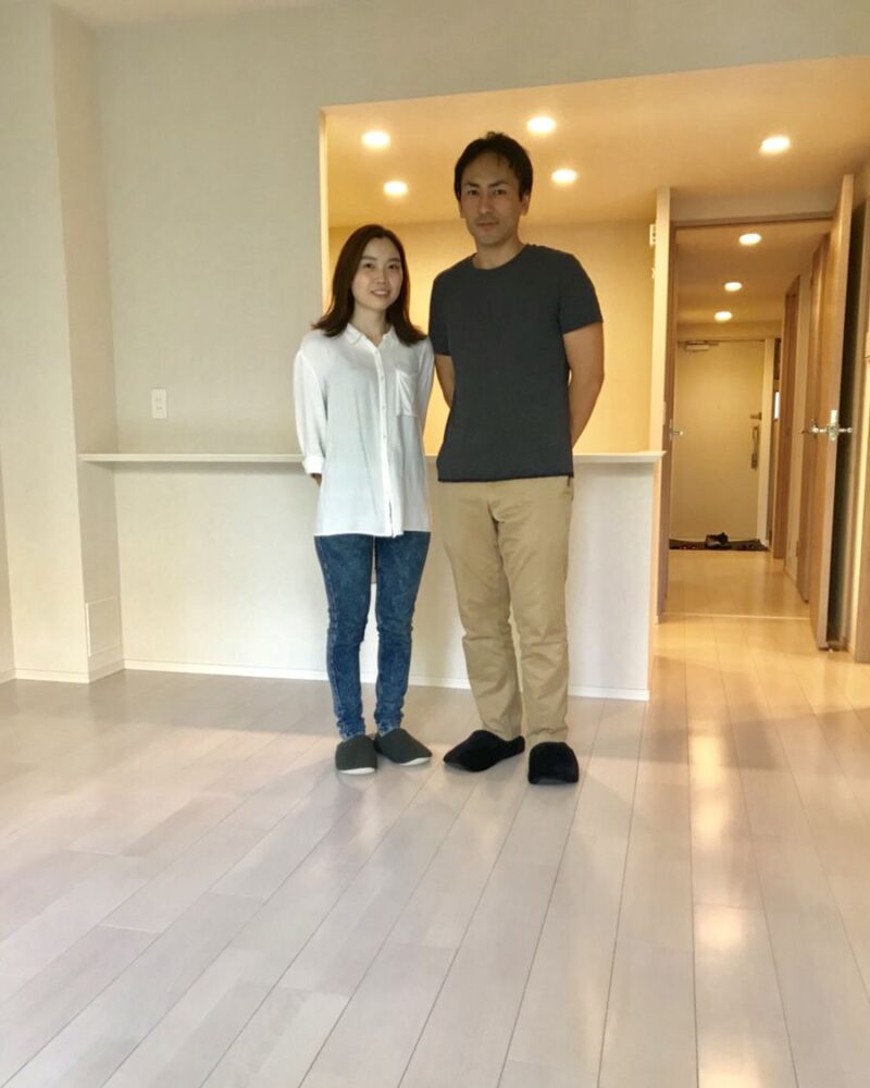 東京都足立区のご新築マンションで施工後の床とお客様（水性ウレタンフロアコーティング施工後）