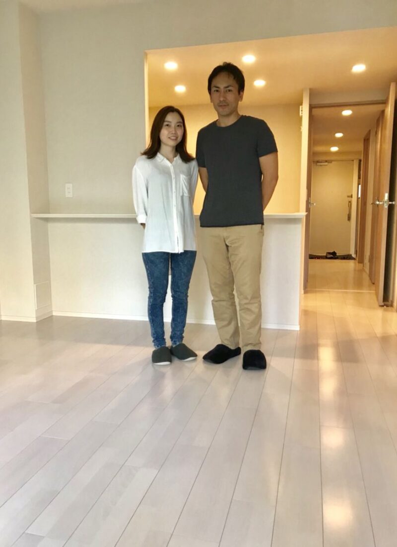 東京都足立区のご新築マンションで施工後の床とお客様（水性ウレタンフロアコーティング施工後）
