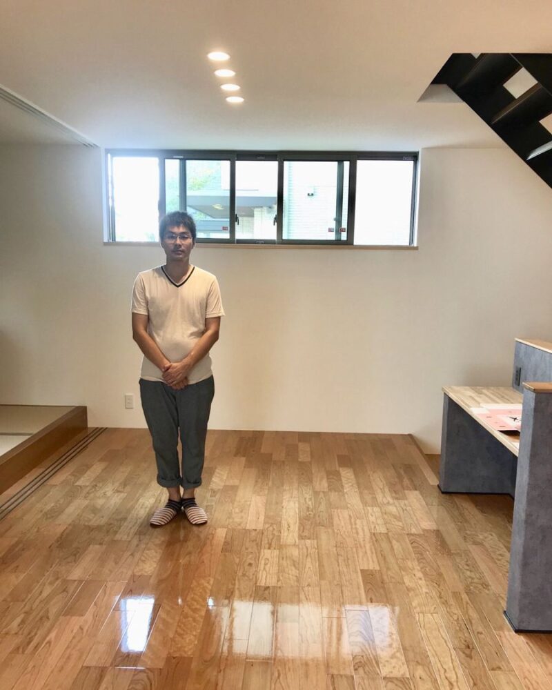 東京都足立区のご新築戸建てで施工後の床とお客様（UVフロアコーティング施工後）