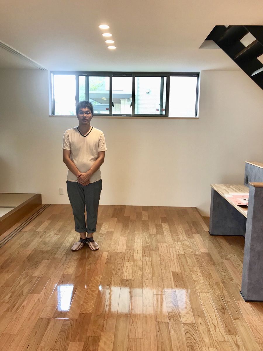 東京都足立区のご新築戸建てで施工後の床とお客様(UVフロアコーティング施工後)