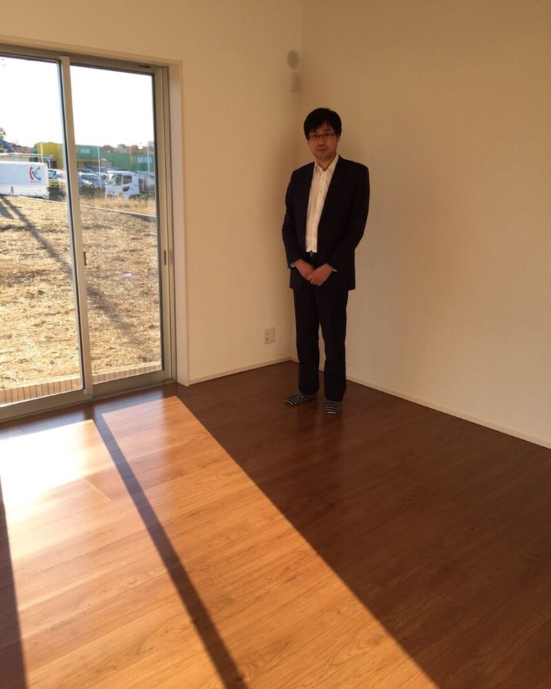 東京都足立区のご新築戸建てで施工後の床とお客様（ワンニャンすべらんフロアコーティング施工後）
