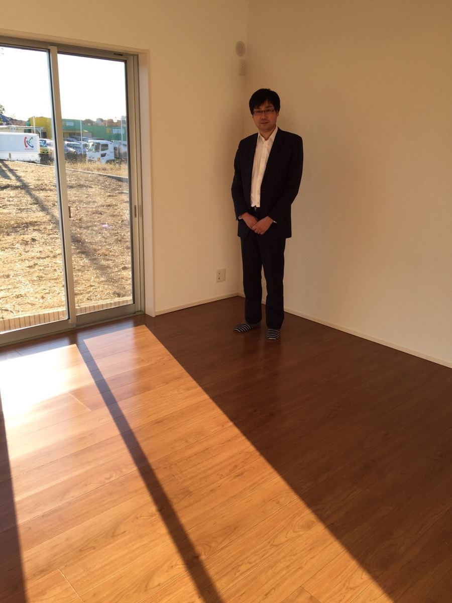東京都足立区のご新築戸建てで施工後の床とお客様(ワンニャンすべらんフロアコーティング施工後)