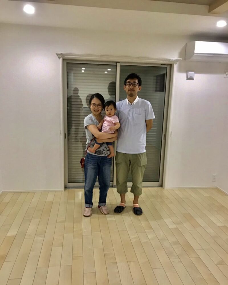 東京都足立区のご新築戸建てで施工後の床とお客様（ワンニャンすべらんフロアコーティング施工後）