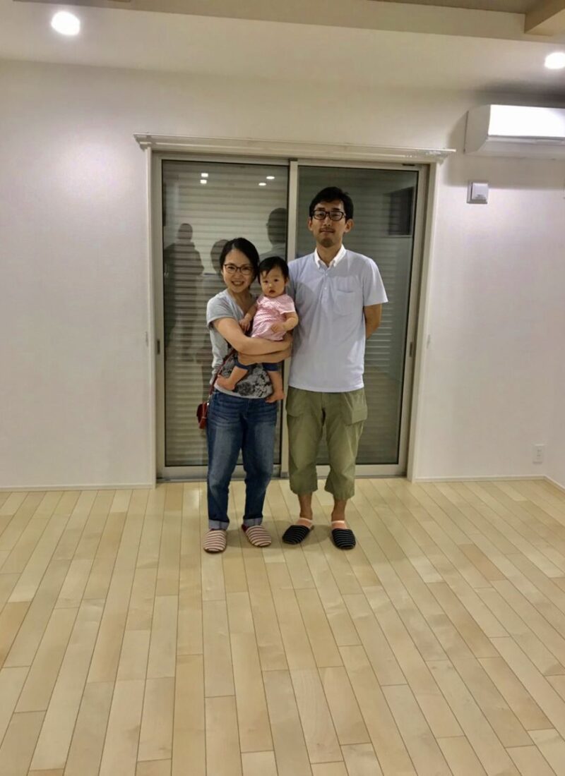 東京都足立区のご新築戸建てで施工後の床とお客様（ワンニャンすべらんフロアコーティング施工後）