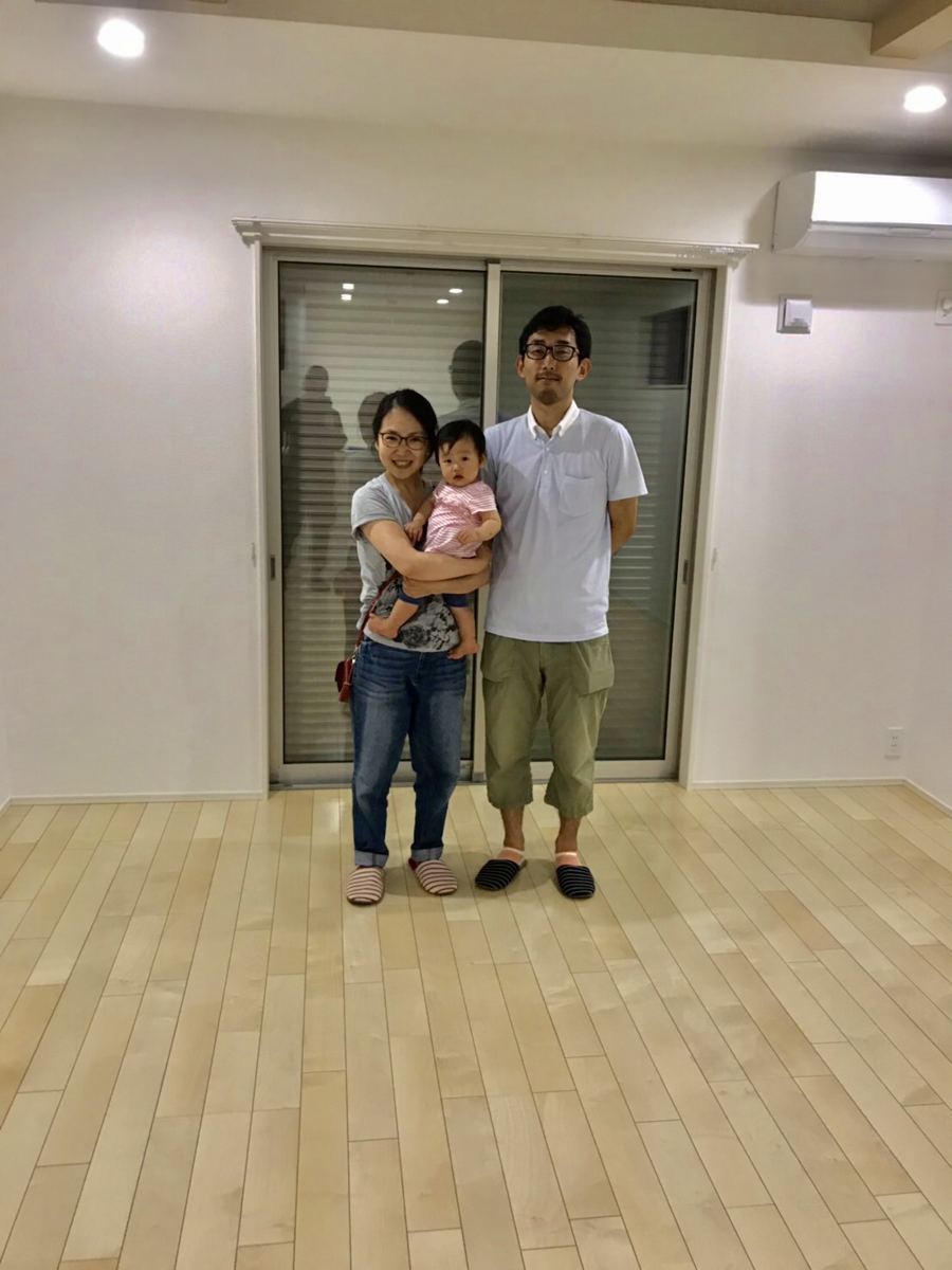 東京都足立区のご新築戸建てで施工後の床とお客様(ワンニャンすべらんフロアコーティング施工後)