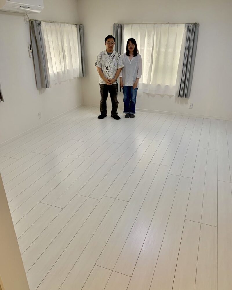 東京都足立区のご新築戸建てで施工後の床とお客様（ワンニャンすべらんフロアコーティング施工後）