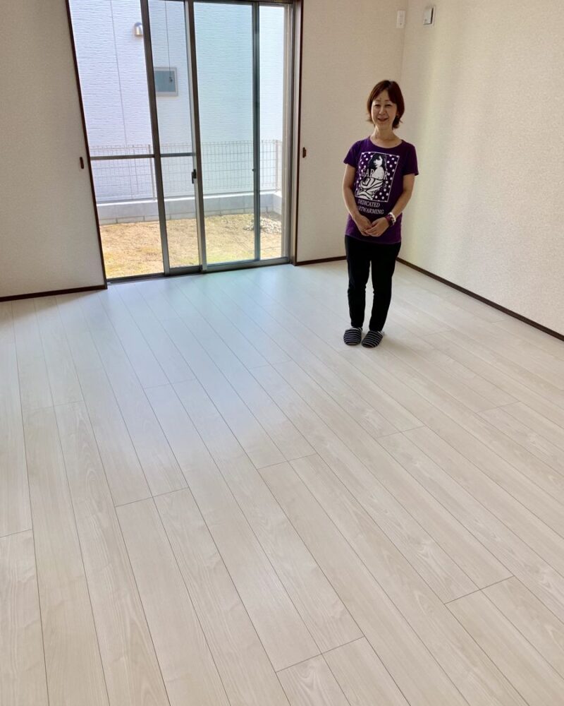 東京都足立区のご新築マンションで施工後の床とお客様（ワンニャンすべらんフロアコーティング施工後）