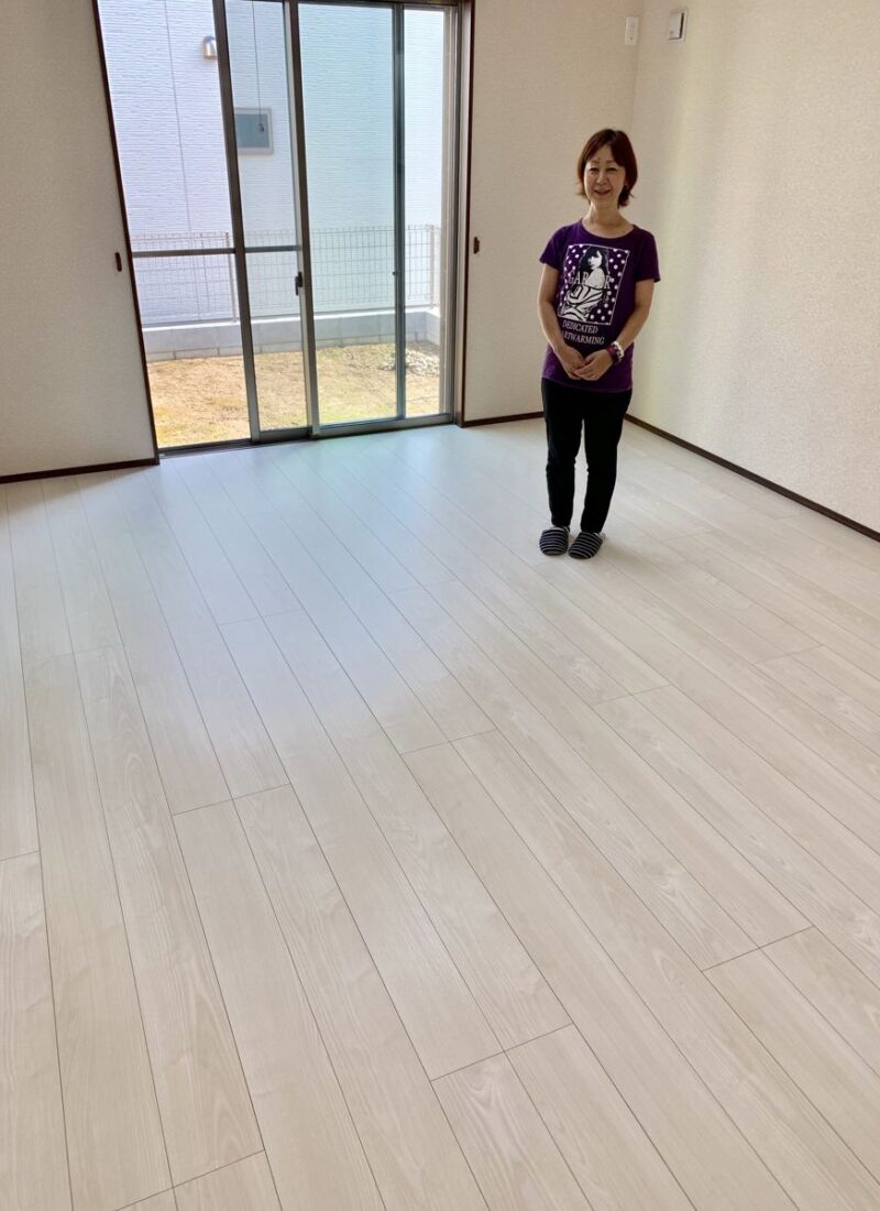東京都足立区のご新築マンションで施工後の床とお客様（ワンニャンすべらんフロアコーティング施工後）