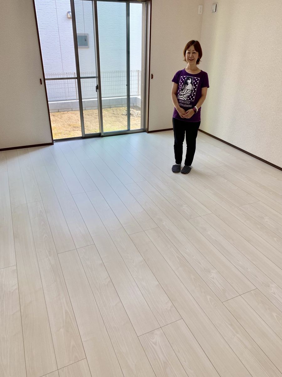 東京都足立区のご新築マンションで施工後の床とお客様(ワンニャンすべらんフロアコーティング施工後)