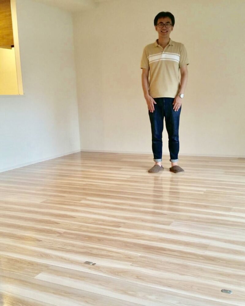 東京都足立区のご新築マンションで施工後の床とお客様（ワンニャンすべらんフロアコーティング施工後）