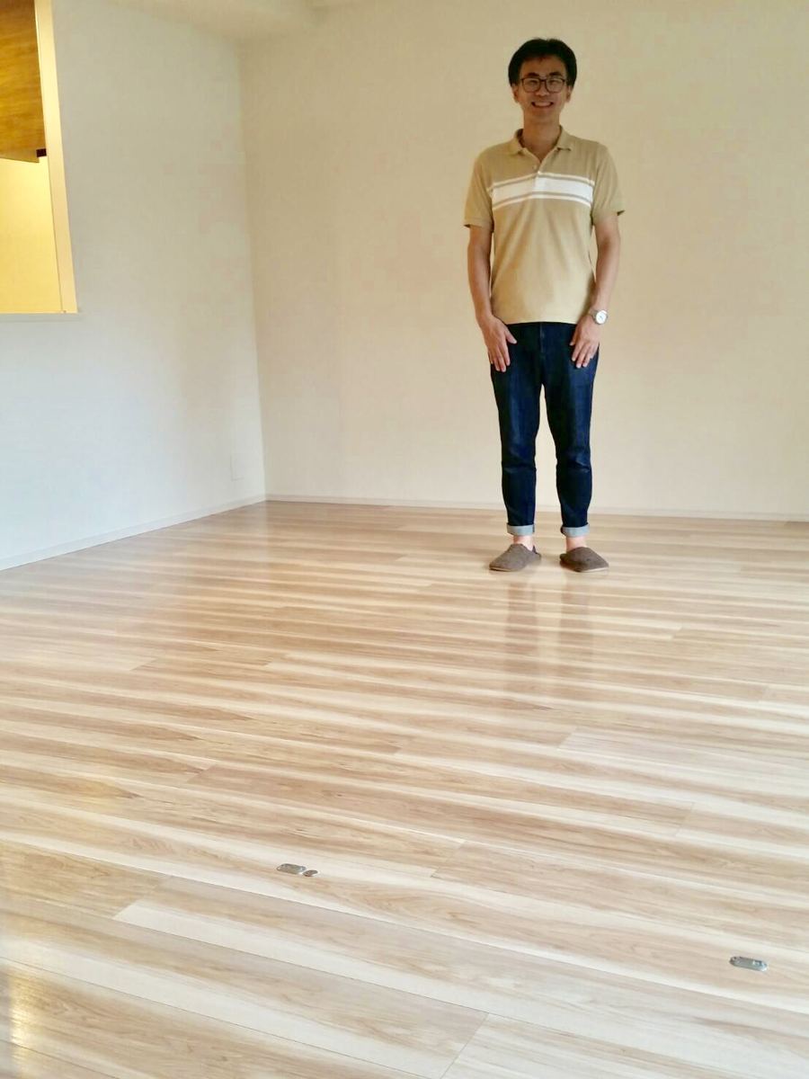 東京都足立区のご新築マンションで施工後の床とお客様(ワンニャンすべらんフロアコーティング施工後)