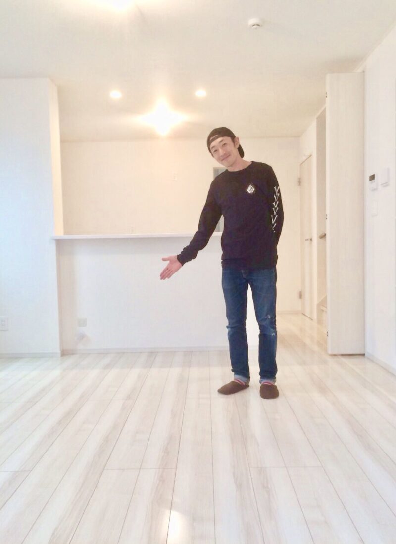 兵庫県姫路市のご新築戸建てで施工後のLDKで床を紹介するお客様（ガラスフロアコーティング施工後）