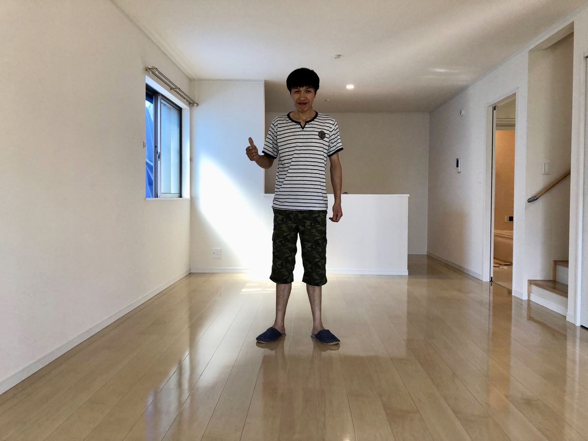 千葉県千葉市のご新築戸建てで施工後の床とお客様（セラミックガラスフロアコーティング（光沢）施工後）