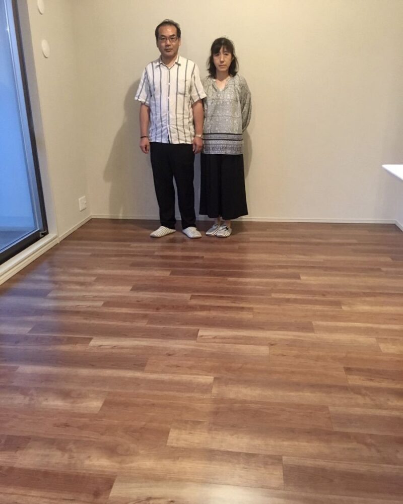 千葉県千葉市のご新築マンションで施工後の床とお客様（セラミックガラスフロアコーティング（微光沢）施工後）