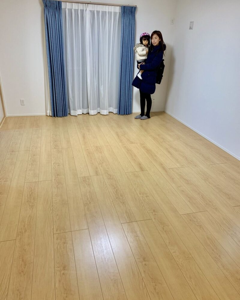 千葉県千葉市のご新築戸建てで施工後の床とお客様（セラミックガラスフロアコーティング（微光沢）施工後）