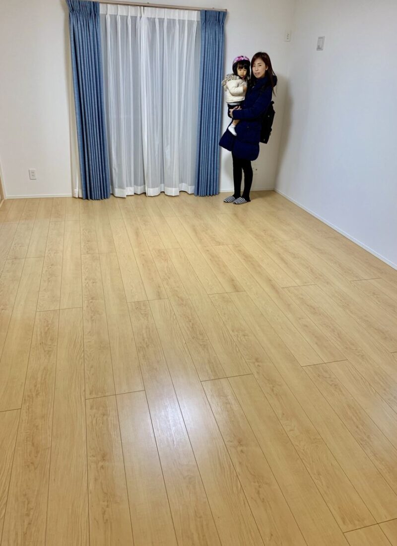 千葉県千葉市のご新築戸建てで施工後の床とお客様（セラミックガラスフロアコーティング（微光沢）施工後）