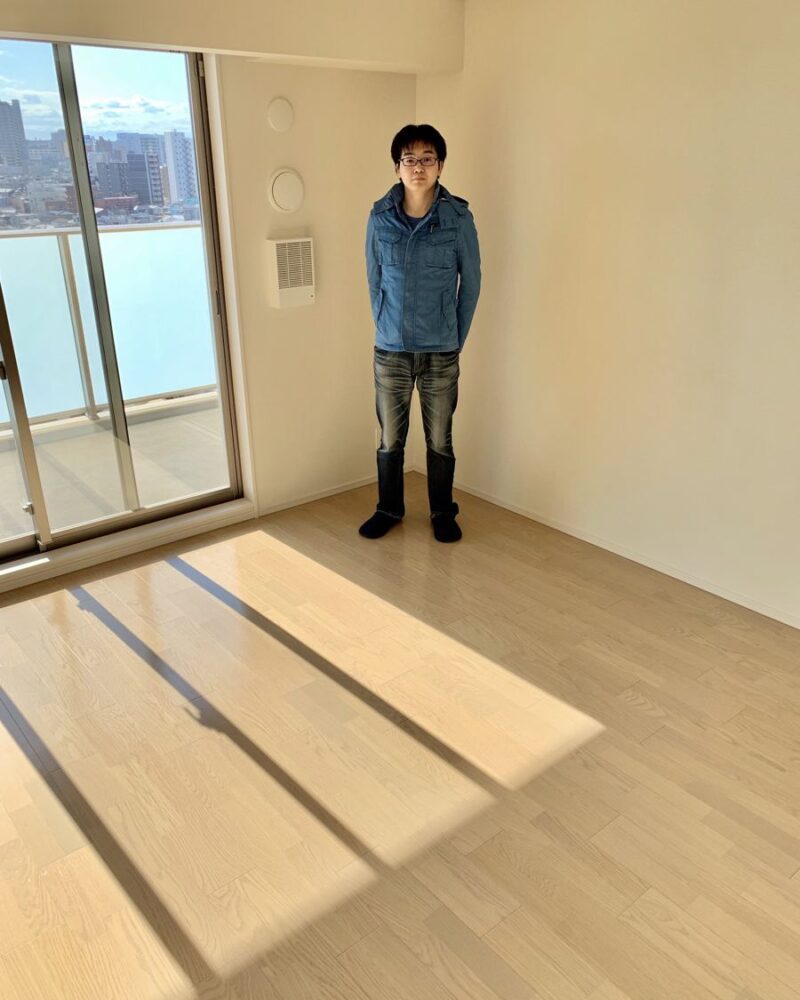 千葉県千葉市のご新築マンションで施工後の床とお客様（セラミックガラスフロアコーティング（微光沢）施工後）