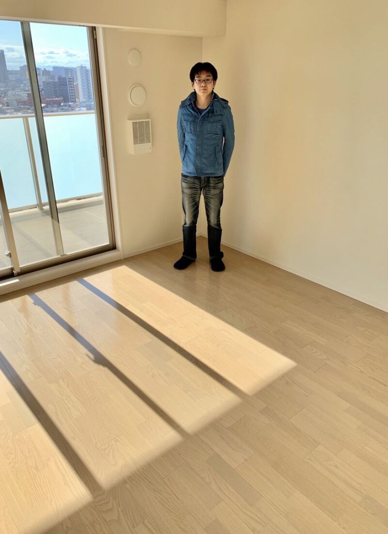 千葉県千葉市のご新築マンションで施工後の床とお客様（セラミックガラスフロアコーティング（微光沢）施工後）