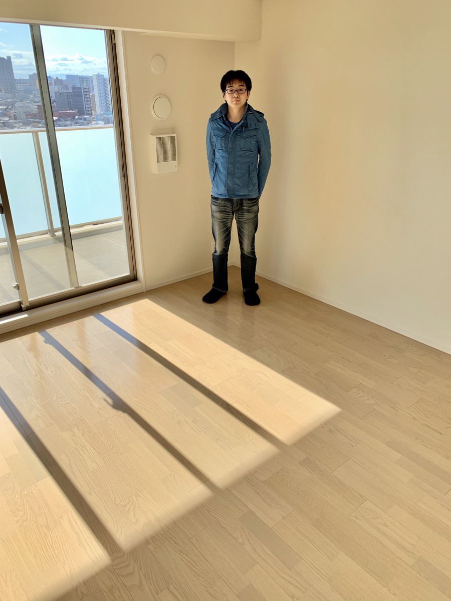 千葉県千葉市のご新築マンションで施工後の床とお客様(セラミックガラスフロアコーティング(微光沢)施工後)