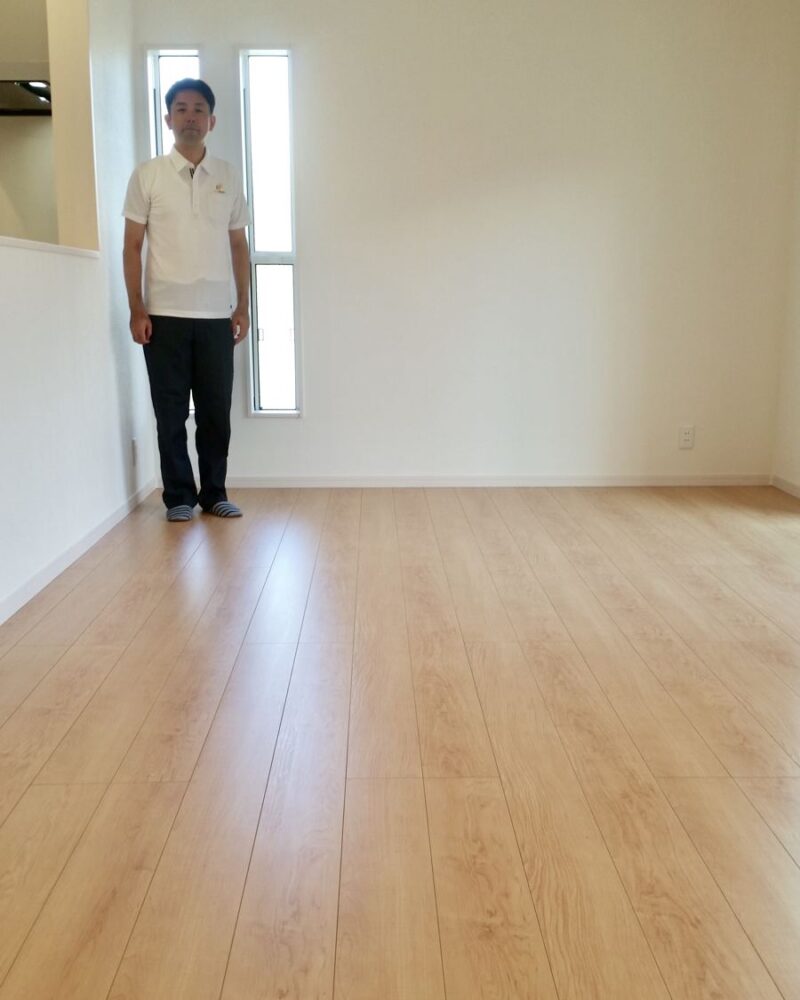 千葉県千葉市のご新築戸建てで施工後の床とお客様（ガラスフロアコーティング施工後）