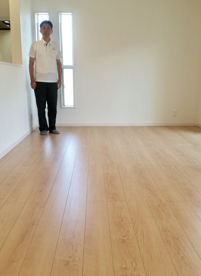 千葉県千葉市のご新築戸建てで施工後の床とお客様（ガラスフロアコーティング施工後）