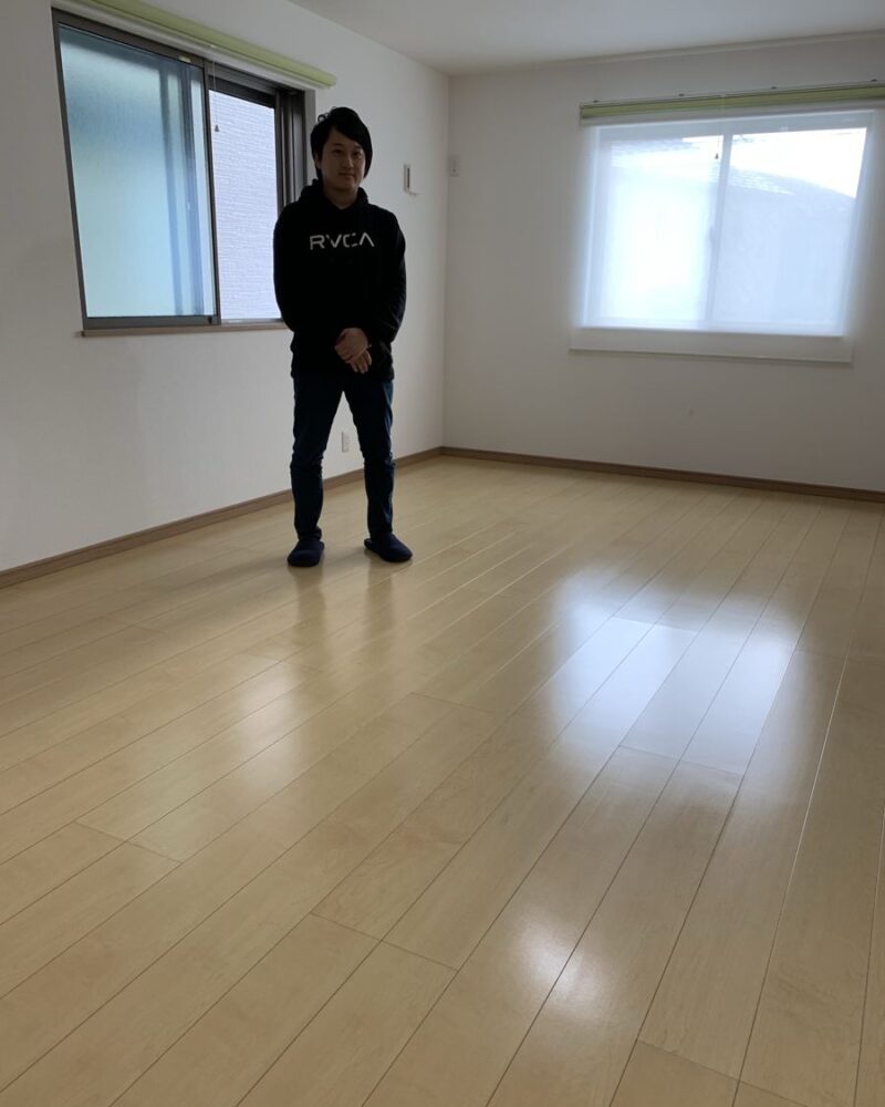 千葉県千葉市のご新築戸建てで施工後の床とお客様（シリコンフロアコーティング施工後）