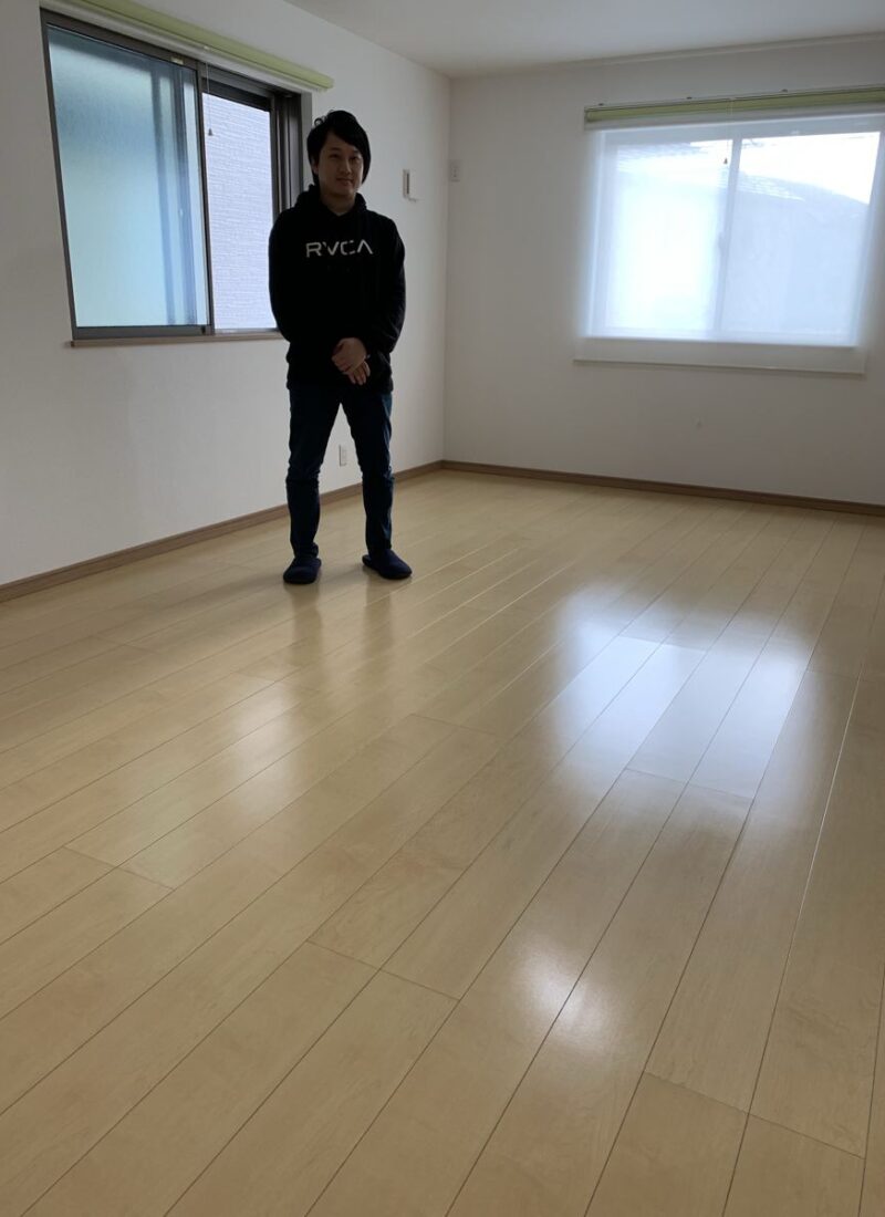 千葉県千葉市のご新築戸建てで施工後の床とお客様（シリコンフロアコーティング施工後）