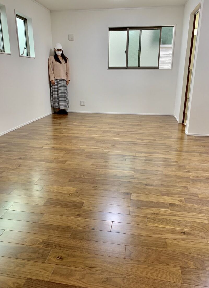 千葉県千葉市のご新築戸建てで施工後の床とお客様（水性ウレタンフロアコーティング施工後）