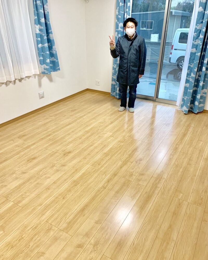 千葉県千葉市のご新築戸建てで施工後の床とお客様（水性ウレタンフロアコーティング施工後）