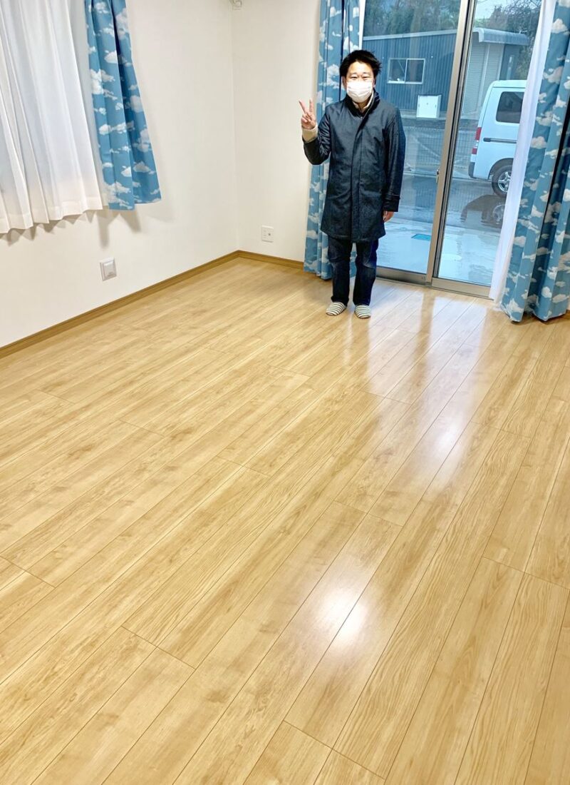 千葉県千葉市のご新築戸建てで施工後の床とお客様（水性ウレタンフロアコーティング施工後）