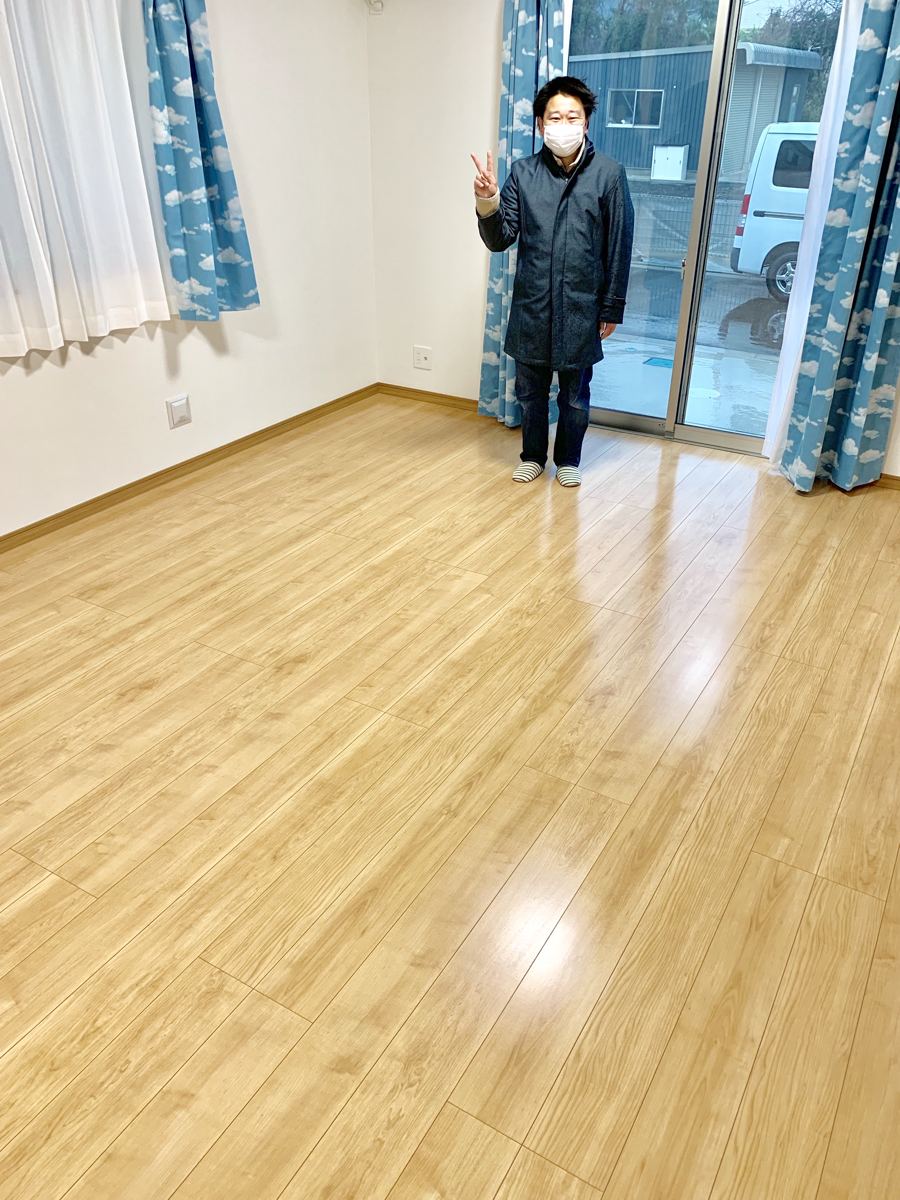 千葉県千葉市のご新築戸建てで施工後の床とお客様(水性ウレタンフロアコーティング施工後)