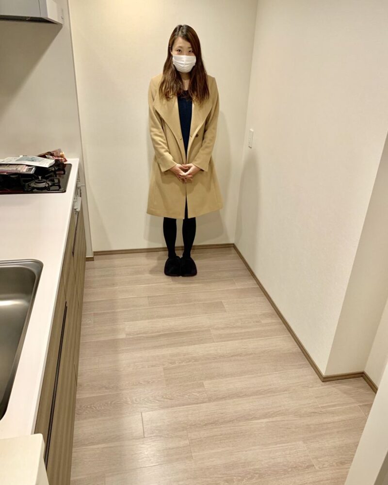 千葉県千葉市のご新築マンションで施工後の床とお客様（水性ウレタンフロアコーティング施工後）