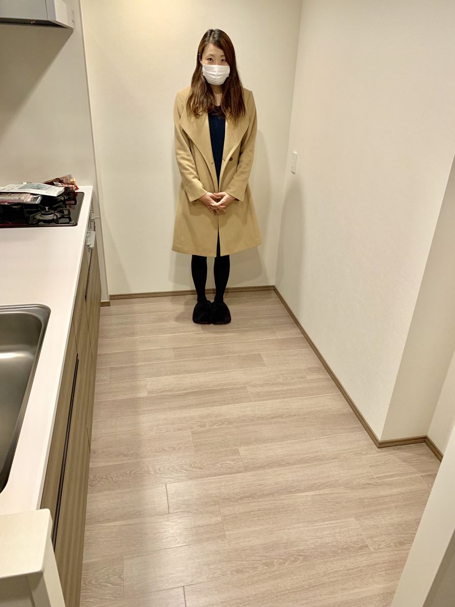 千葉県千葉市のご新築マンションで施工後の床とお客様(水性ウレタンフロアコーティング施工後)