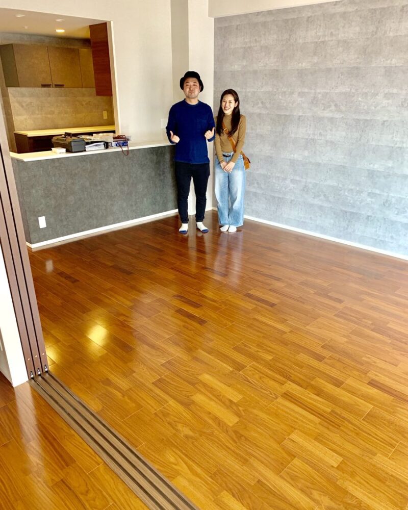 千葉県千葉市のご新築マンションで施工後の床とお客様（水性ウレタンフロアコーティング施工後）