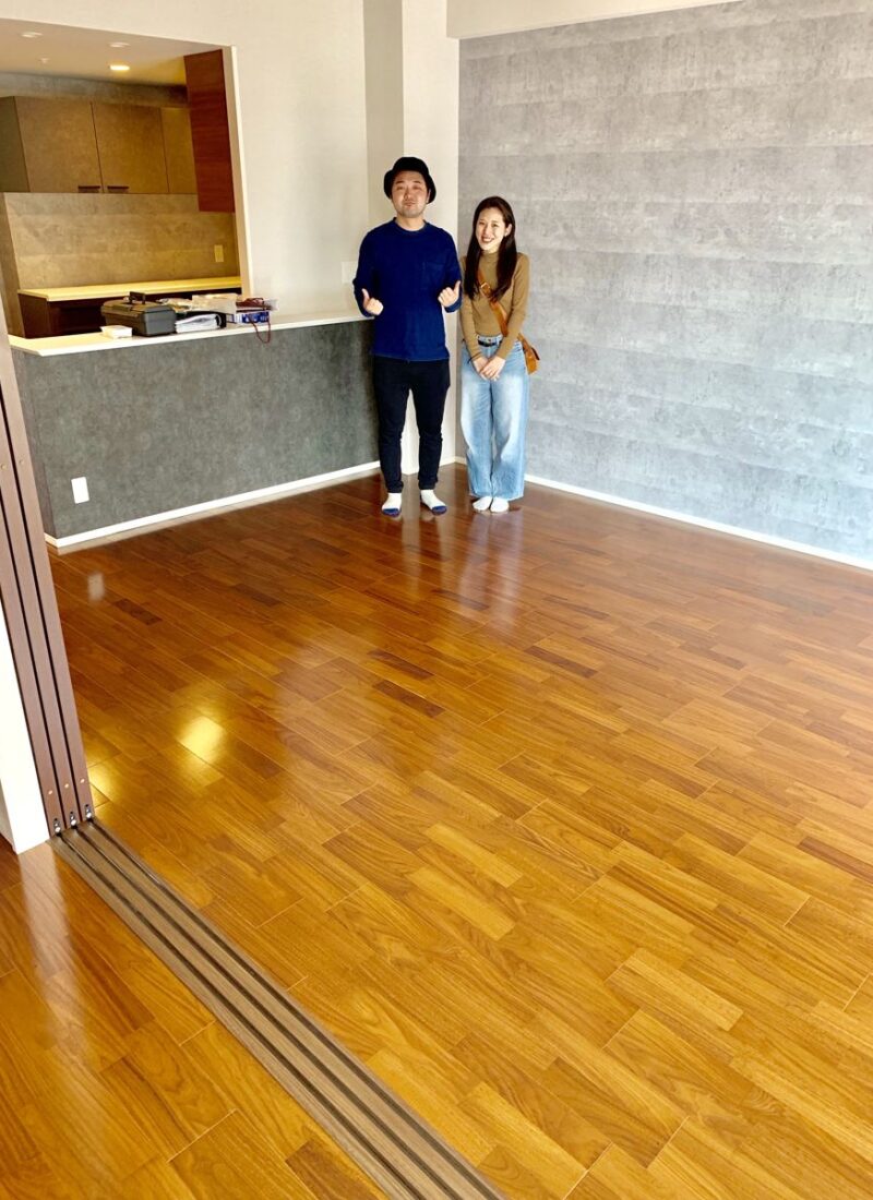千葉県千葉市のご新築マンションで施工後の床とお客様（水性ウレタンフロアコーティング施工後）