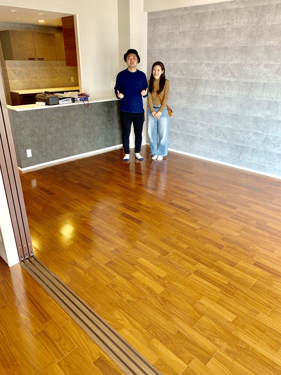 千葉県千葉市のご新築マンションで施工後の床とお客様(水性ウレタンフロアコーティング施工後)