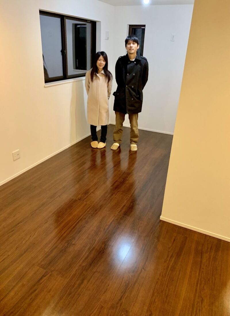 千葉県千葉市のご新築戸建てで施工後の床とお客様（水性ウレタンフロアコーティング施工後）