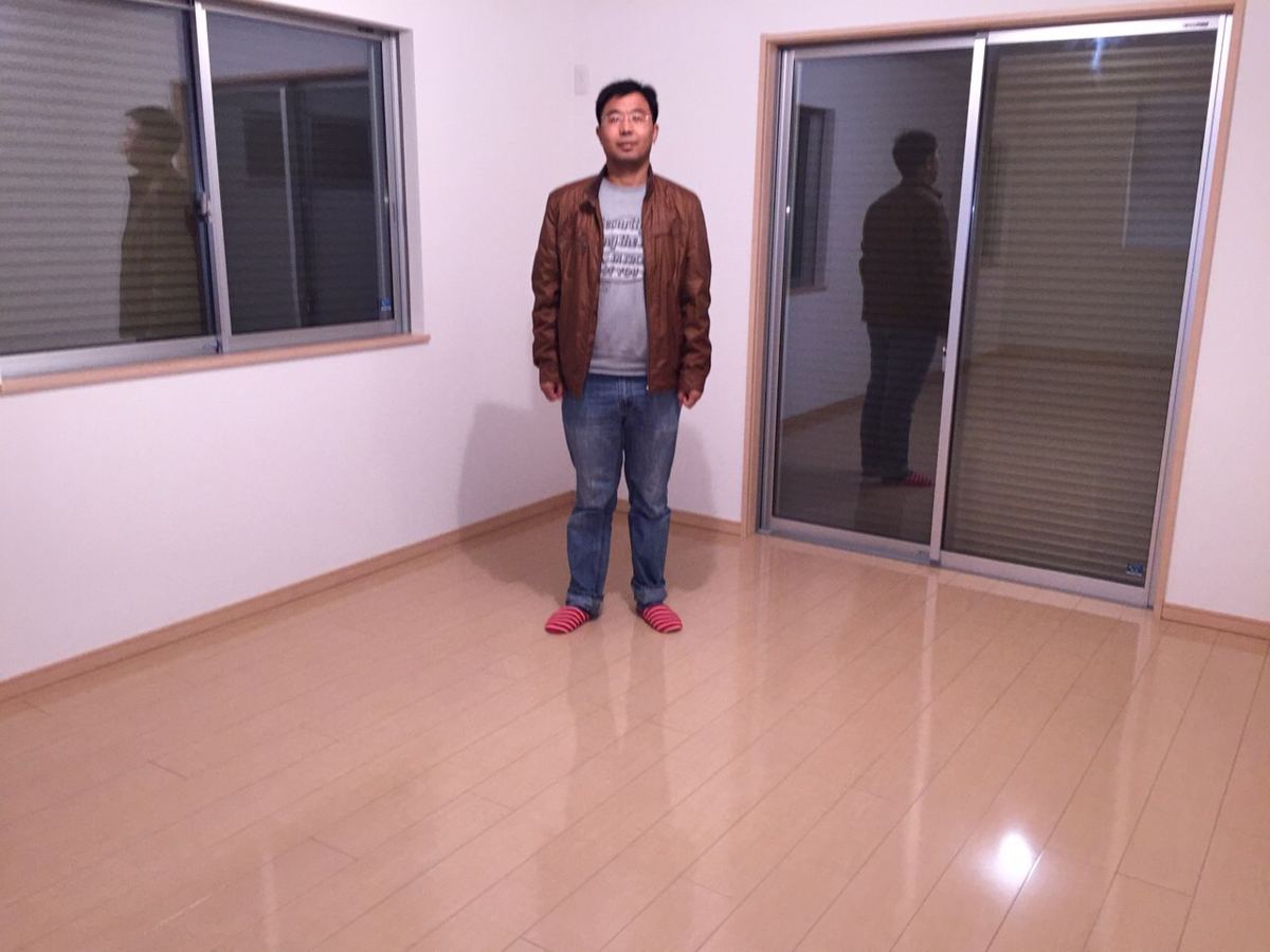 千葉県千葉市のご新築戸建てで施工後の床とお客様(水性ウレタンフロアコーティング施工後)