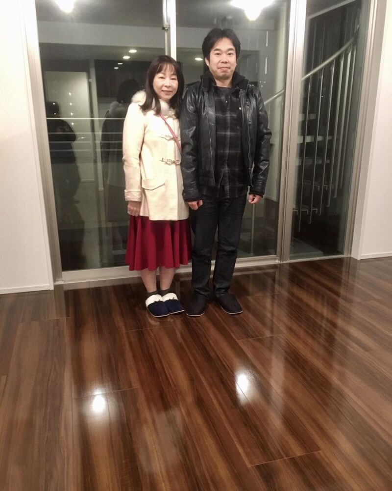 千葉県千葉市のご新築マンションで施工後の床とお客様（UVフロアコーティング施工後）