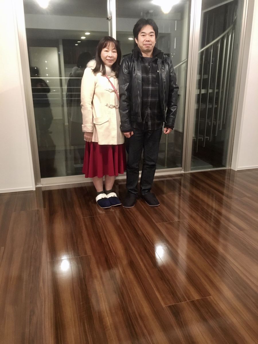 千葉県千葉市のご新築マンションで施工後の床とお客様(UVフロアコーティング施工後)