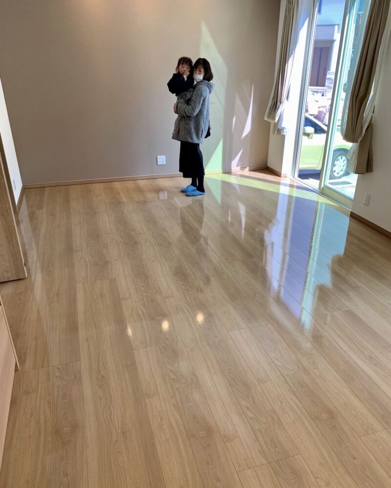千葉県千葉市のご新築戸建てで施工後の床とお客様（UVフロアコーティング施工後）