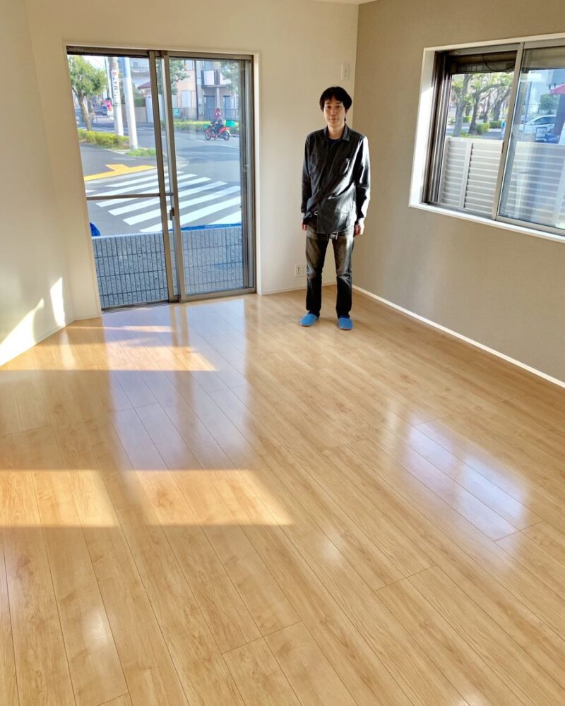 千葉県千葉市のご新築戸建てで施工後の床とお客様（UVフロアコーティング施工後）