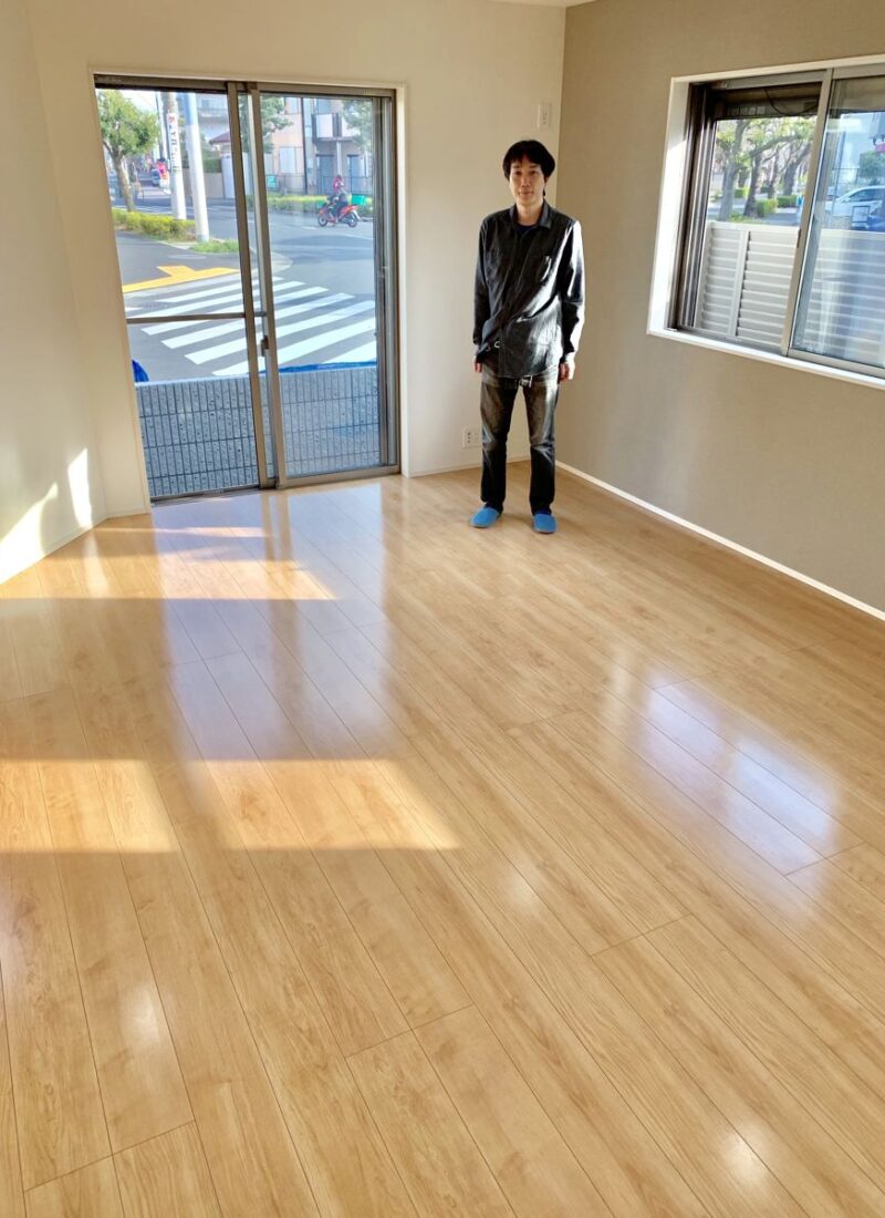 千葉県千葉市のご新築戸建てで施工後の床とお客様（UVフロアコーティング施工後）