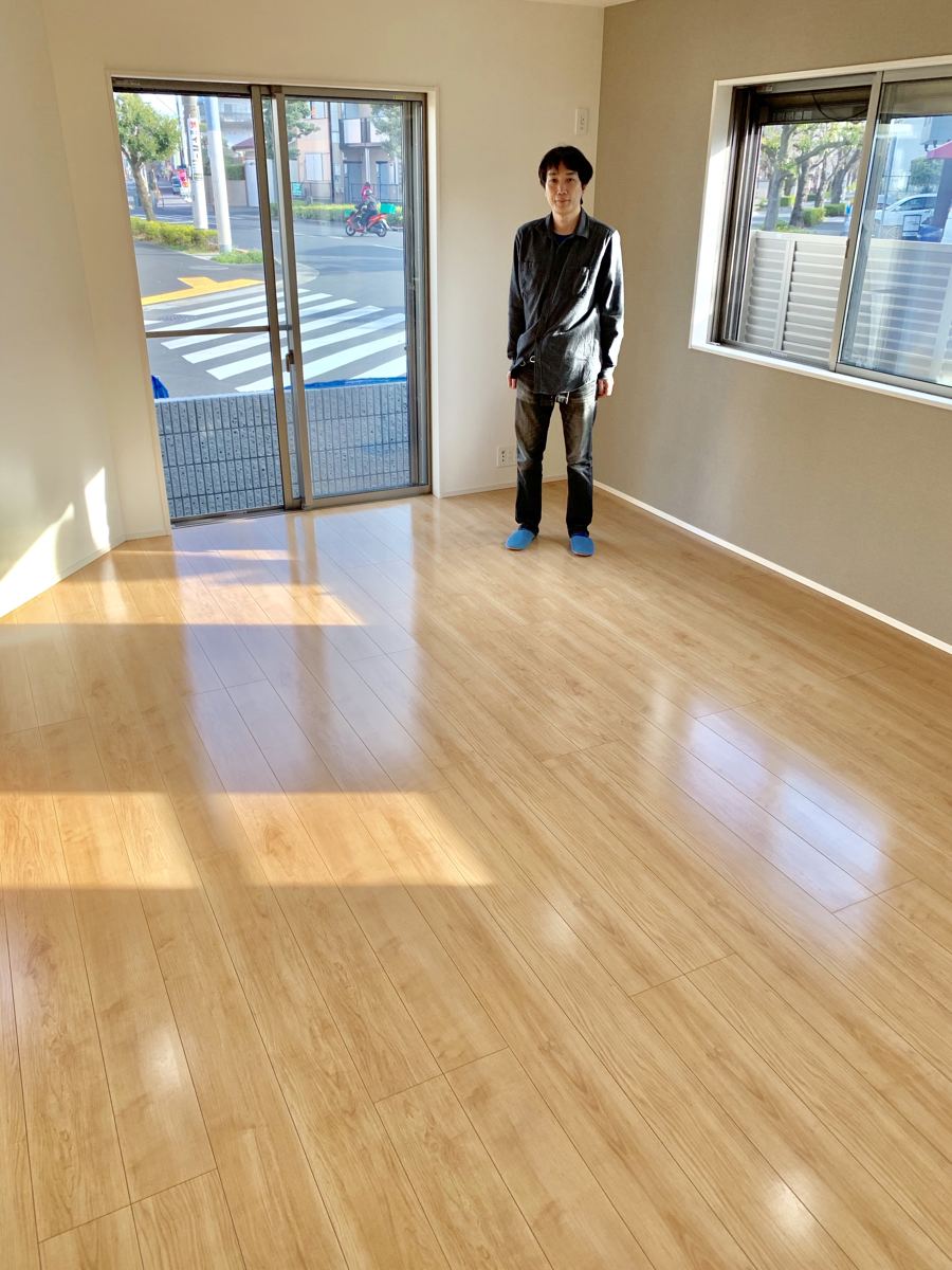 千葉県千葉市のご新築戸建てで施工後の床とお客様(UVフロアコーティング施工後)