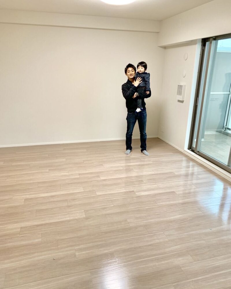 千葉県千葉市のご新築マンションで施工後の床とお客様（UVフロアコーティング施工後）