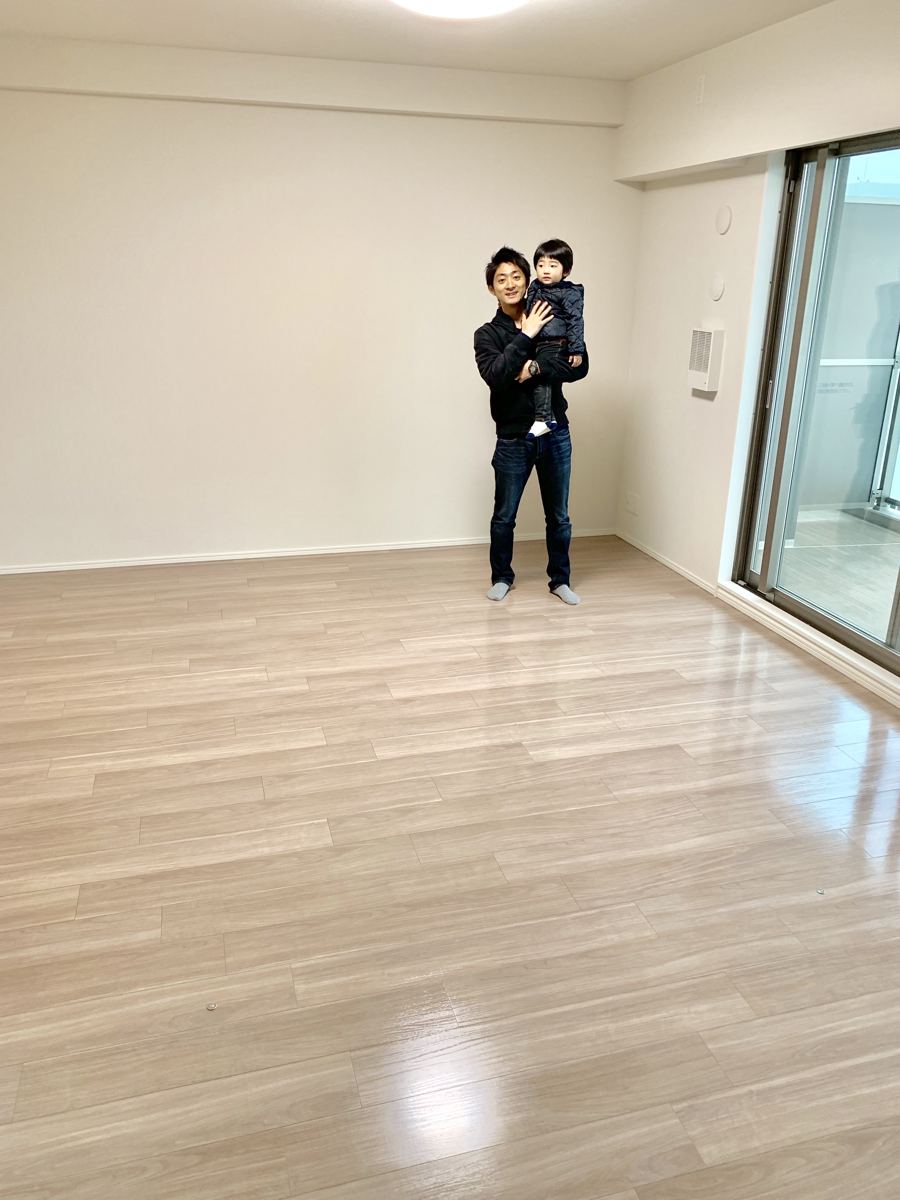 千葉県千葉市のご新築マンションで施工後の床とお客様(UVフロアコーティング施工後)