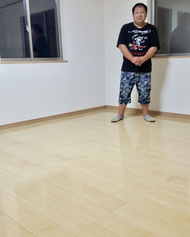 千葉県千葉市のご新築戸建てで施工後の床とお客様（ワンニャンすべらんフロアコーティング施工後）