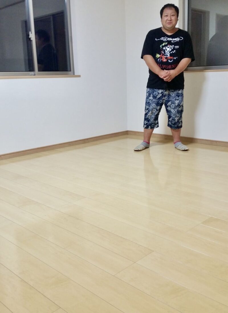 千葉県千葉市のご新築戸建てで施工後の床とお客様（ワンニャンすべらんフロアコーティング施工後）