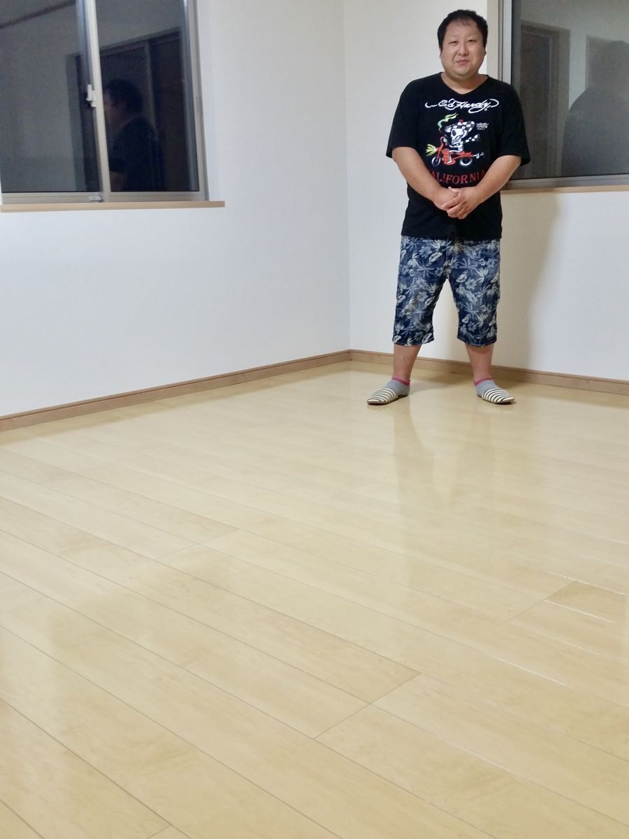 千葉県千葉市のご新築戸建てで施工後の床とお客様(ワンニャンすべらんフロアコーティング施工後)