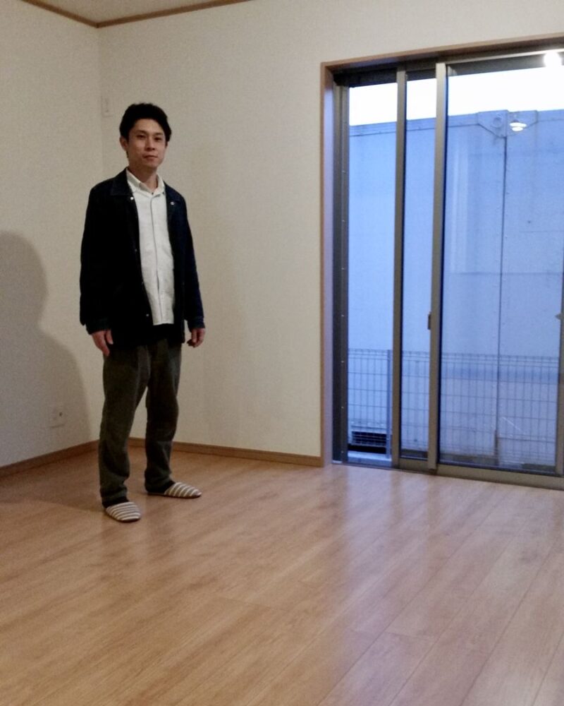 千葉県千葉市のご新築マンションで施工後の床とお客様（ワンニャンすべらんフロアコーティング施工後）